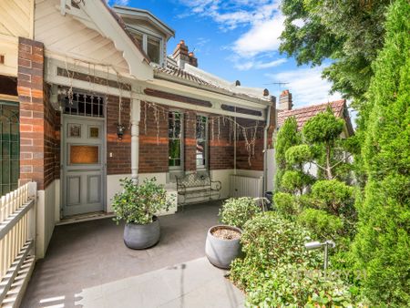Stunning Four Bedroom Semi in Prime Bondi Location - Photo 5