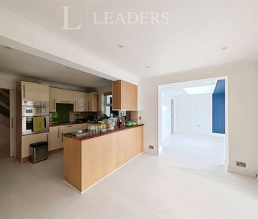 4 bedroom house to rent Ringwood Close, RH10 - Photo 4