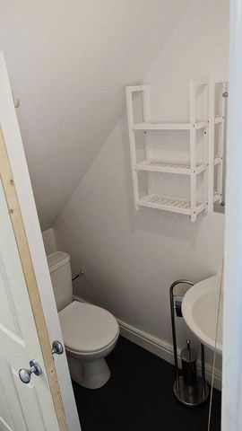 1 bedroom in a house share to rent - Photo 3