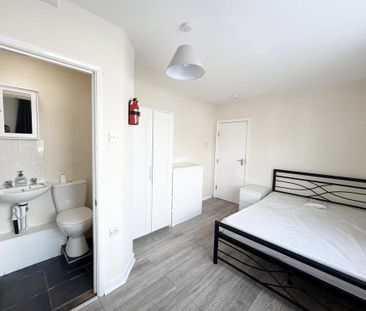 1 bedroom in a house share to rent - Photo 3