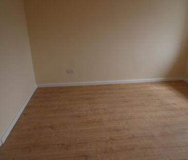 2 bedroom end of terrace house to rent - Photo 2