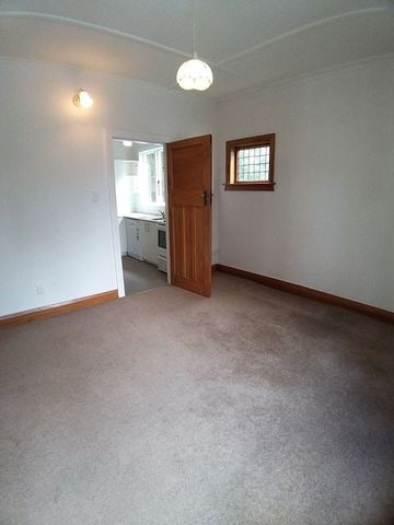 Renovated, sunny flat with off street parking - Photo 4