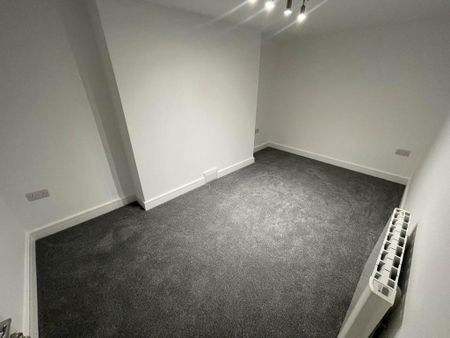 3 bedroom flat to rent - Photo 3