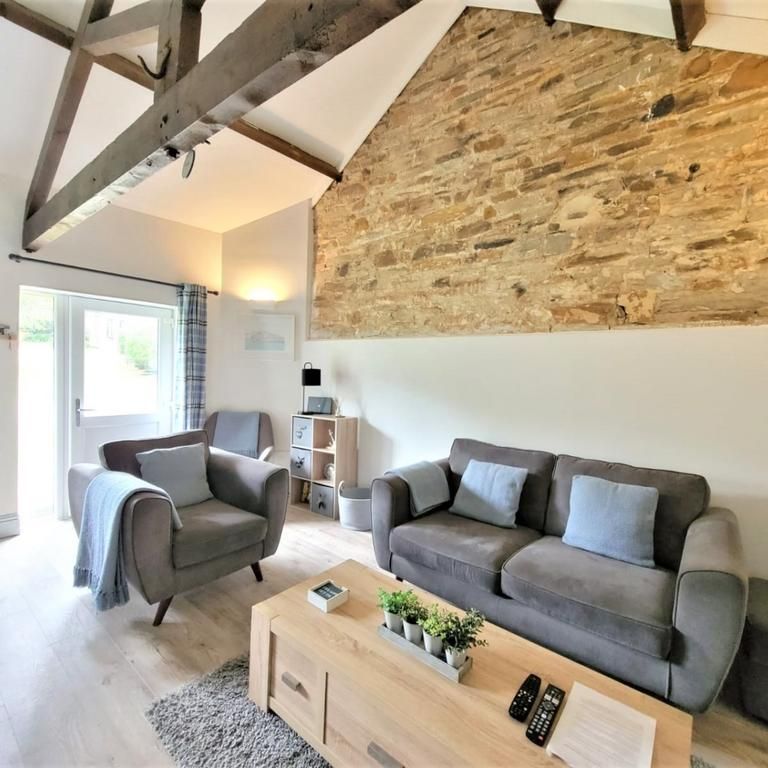 2 bedroom barn conversion to rent - Photo 1