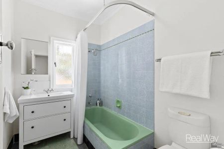 “STUNNING HOME IN PERFECT LOCATION” - Photo 5