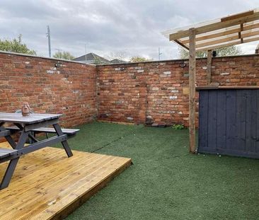 Spacious Bedroom House, LN5 - Photo 3