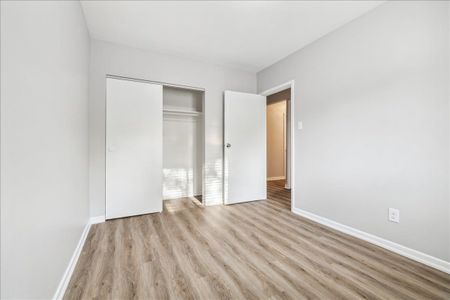 For Lease - 2350 Queensway Drive Unit# 1, Burlington, Ontario - Photo 2