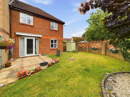 3 bedroom end of terrace house to rent - Photo 1