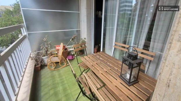 Cozy room for rent in 5-bedroom apartment in Esquerra Eixample - Photo 1