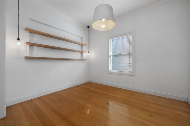 Character, Comfort & Convenience – Renovated Cottage with Studio Retreat - Photo 1