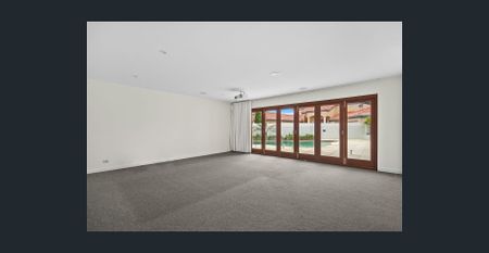 BEAUTIFULLY PRESENTED FAMILY HOME IN HIGHLY SOUGHT AFTER BENOWA WATERS - Photo 4