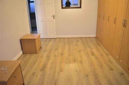 4 bedroom semi-detached house to rent - Photo 2