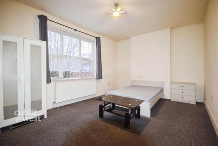 1 bedroom in a house share to rent - Photo 2