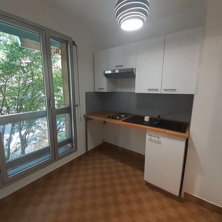 Appartement 1 pièces 28m2 MARSEILLE 6EME 536 euros - Photo 1