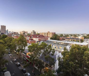 Modern 2 Bedroom Furnished Apartment with Stunning City Views - Photo 1