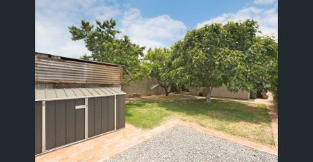 Symmetrical Cottage Style Property 3km from the CBD. - Photo 5