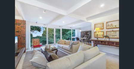 Tudor Living with stunning views. - Photo 2