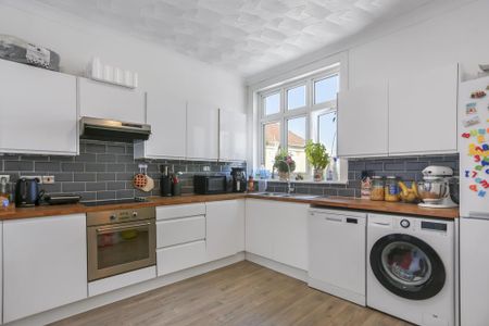 3 bedroom flat to rent - Photo 5