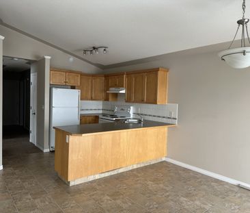 Spacious 2 Bed Apartment + Covered Parking included - Pet Friendly - Photo 3
