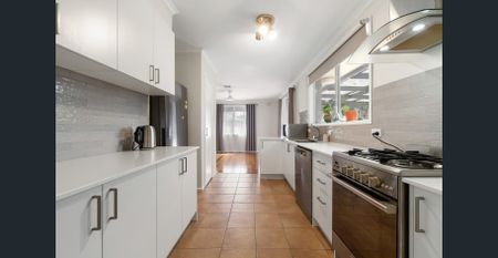 Two Living Areas, Outdoor Entertaining Area & Low-Maintenance Gardens - Photo 4