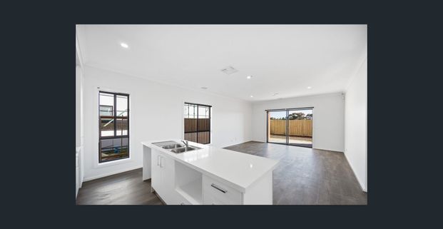 Modern 4-Bedroom Family Home in Tarneit - Photo 1