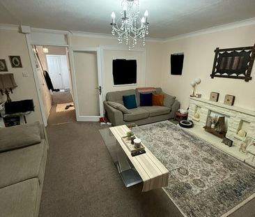 3 Bed End Terrace, Fulmead Road, RG30 - Photo 2