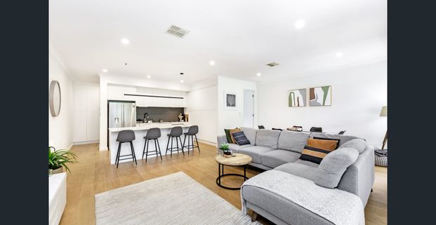 Stunning Home with Space, Style & Versatility - 3 or 4 Bedrooms - Solar - Photo 1