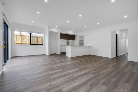 Family-Friendly 4-Bedroom Townhouse with Modern Amenities - Photo 2