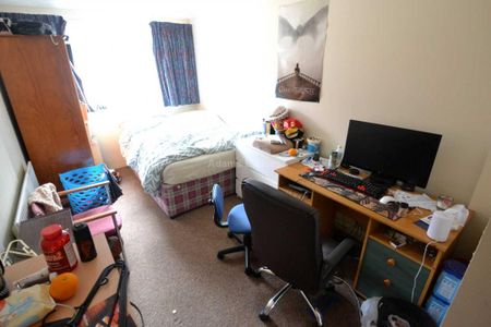 6 bedroom detached house to rent - Photo 4