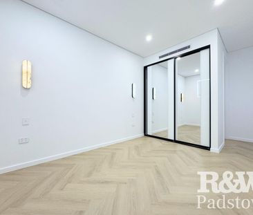 Generous Five-Bedroom Duplex with Pool and Three Ensuites - Photo 5