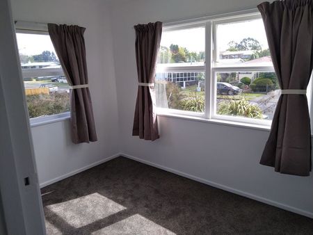 Sunny North West Home with Garage - Photo 5