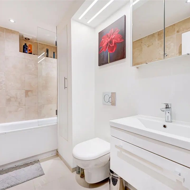 1 bedroom flat in Earls Court - Photo 2