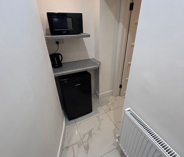 Studio Flat, London, SW19 - Photo 5