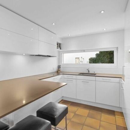 Votre nouvelle maison temporaire - maison individuelle individuelle dans un emplacement privilégié avec vue partielle sur le lac - Photo 1