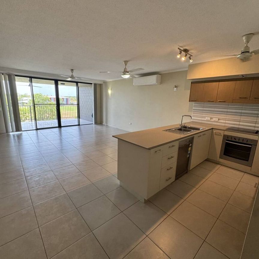 Spacious 2 Bedroom Unit in Great Location - Photo 1