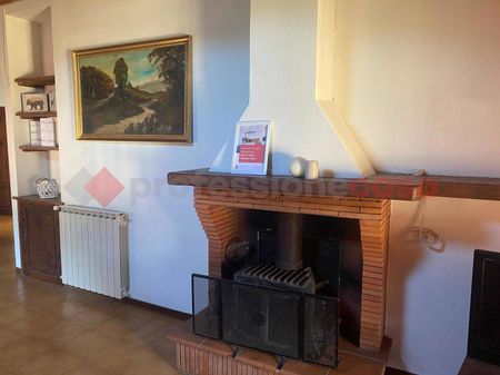 Trilocale via G. Garibaldi, snc, Centro, Castelnuovo di Garfagnana - Foto 3