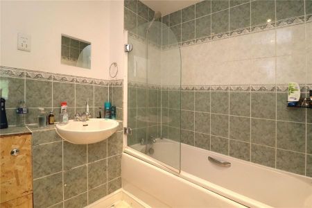 4 bedroom semi-detached house to rent - Photo 2