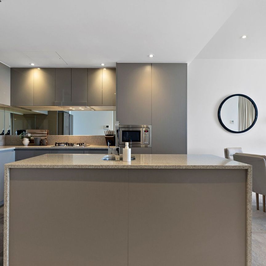 Spacious, light filled living in the heart of Canberra - Photo 1