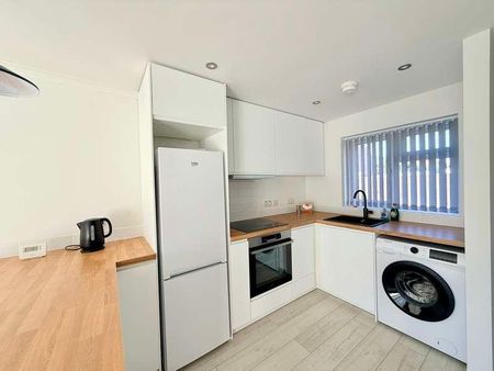 Cedric Close, Blackfield, Southampton, SO45 - Photo 5