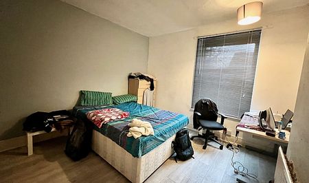 Excellent 3 bedroom student property - Photo 2