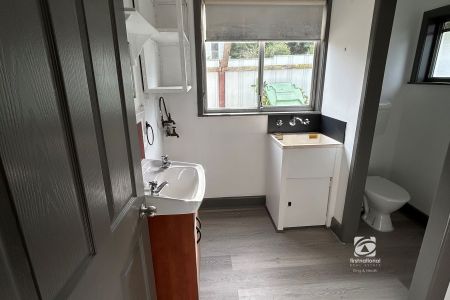 PRIME LOCATION! - Photo 5