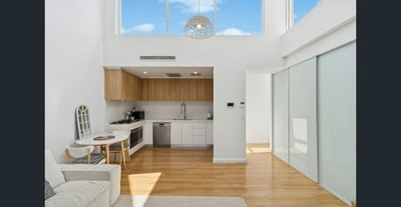 Jade Gardens: Heavenly Top Floor Chic Apartment With Light, Tree Top Views, Skylight, High Ceilings, Lift Access, Walk to Bayside, Train, Bus & Cafes - Photo 3