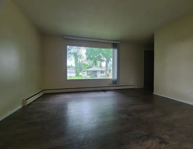 7625 110 st 2 Bedroom, Main floor suite, heat & water included | 7625 110 St, Edmonton - Photo 1