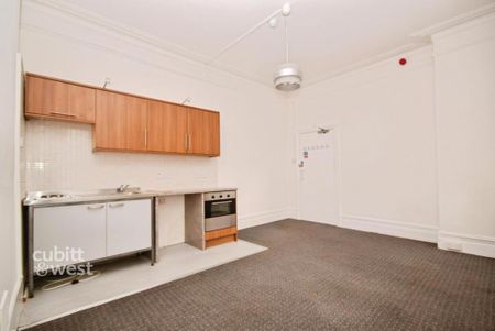 1 bedroom in a flat share to rent - Photo 2