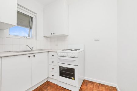 One Bedroom + Top Floor Balcony Apartment in the Belmore Gardens - Photo 4