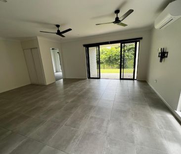 STUNNING FAMILY HOME WITH LAKESIDE LIVING! - Photo 3