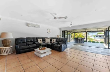 Broadbeach Waters - Photo 4