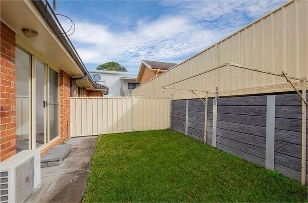 3 bedrooms - 3 bathroom townhouse in great location - Photo 1