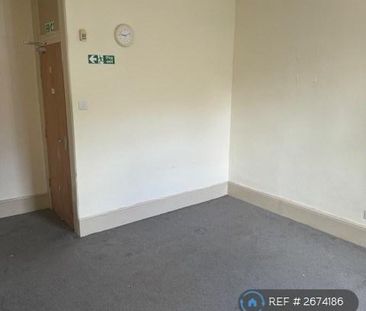 3 bedroom flat to rent - Photo 4