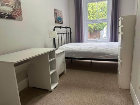 Room 4, 18 RUPERT ROAD, GUILDFORD GU2 7NE - Photo 4